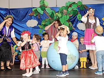 Die Krippenkinder tanzten um die "blaue Erdkugel". Sie soll bewahrt werden, damit die Menschen eine Zukunft haben, fordern die Kinder.  Foto: gg
