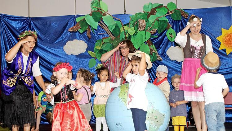 Die Krippenkinder tanzten um die "blaue Erdkugel". Sie soll bewahrt werden, damit die Menschen eine Zukunft haben, fordern die Kinder.  Foto: gg