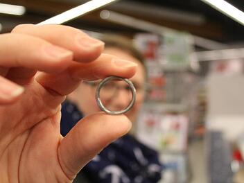 Mary Zintl möchte hinter der Geschichte zurückstehen. Im Zentrum steht für sie, dass der Ring wieder am richtigen Finger landet. Fotos: Markus Häggberg