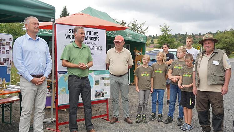 Fuldas Landrat Bernd Woide (links) sprach anlässlich des World Ranger  Day über die Bedeutung der Ranger in der Rhön. Mit im Bild der Leiter  der Hessischen Verwaltungsstellte Thorsten Raab, der Leiter der  Bayerische Verwaltungsstelle Michael Geier, die hessischen Juniorranger  und der bayerische Ranger Uwe Steigemann.Marion Eckert