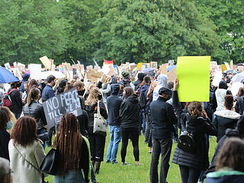 Hunderte Personen demonstrieren gegen Rassismus und Polizeigewalt