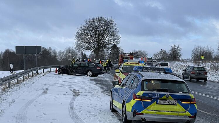 Nach starkem Schneefall: Autos kollidieren im Begegnungsverkehr