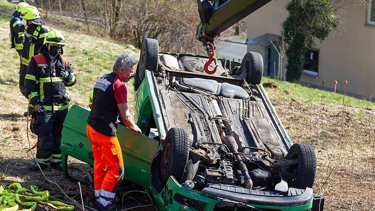 Rödental: Ältere Dame findet ihren Augenarzt nicht und fährt über Wendehammer hinaus: Auto landet auf dem Dach