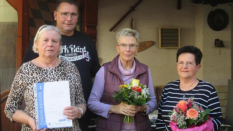 Vorsitzender Andreas Remling  dankte für Treue und Engagement mit Urkunde und Blumen für (v. l.) Erika Schellenberger, Gertrud Bohn und Marianne Pegel.                          Foto: Winfried Ehling