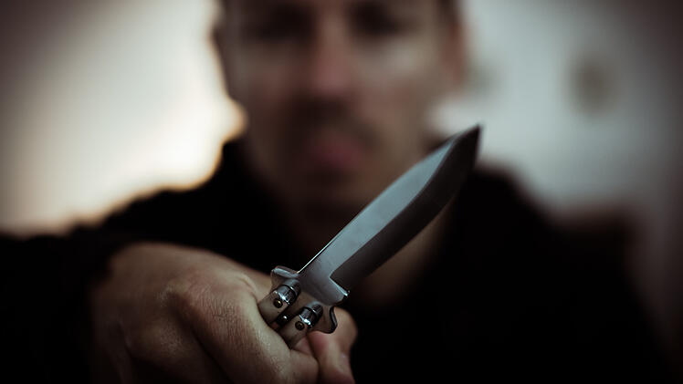 Aggressiver Messerstecher / Mann mit Messer - K&uuml;chenmesser