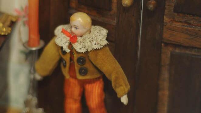 Eine Puppe im Wohnzimmer des Puppenhauses (um 1840 gebaut), das Renate Dichtel 1932 von ihrer  Großtante erhielt.