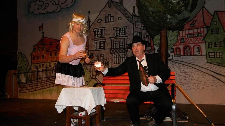 Maxi Offner (als Jacqueline) und Herbert Volkamer ließen in der Bütt nichts aus und brachten noch einmal alles zur Sprache, was die Markt Einersheimer im vergangenen Jahr bewegte. Foto: Rainer Fritsch