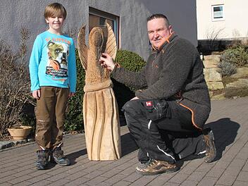 Vater und Sohn mit der Engelsfigur. Der zehnjährige Leon findet das richtige Wort: "Hammer!" Fotos: Ulrike Müller