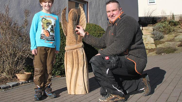 Vater und Sohn mit der Engelsfigur. Der zehnjährige Leon findet das richtige Wort: "Hammer!" Fotos: Ulrike Müller