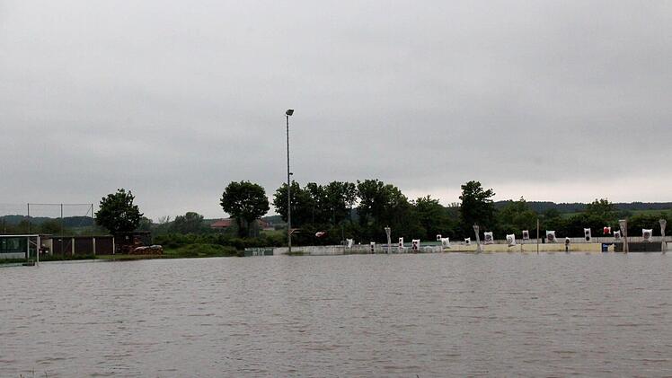Der DJK-Platz in Höchstadt gleicht einem See. Foto: Johanna Blum