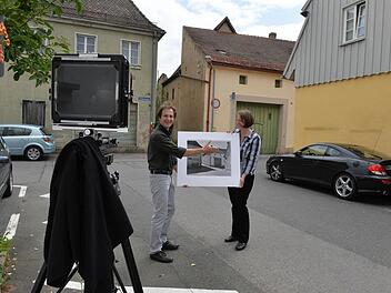 Gerhard Schlötzer und Gabriele Wiesemann mit einer Schwarz-Weiß-Aufnahme des Fotografen: Sie erinnert daran, dass Gärtner in den 60er Jahren auf die Barrikaden gingen, um einen historischen Teil der Domstadt zu bewahren.  Foto: Ronald Rinklef