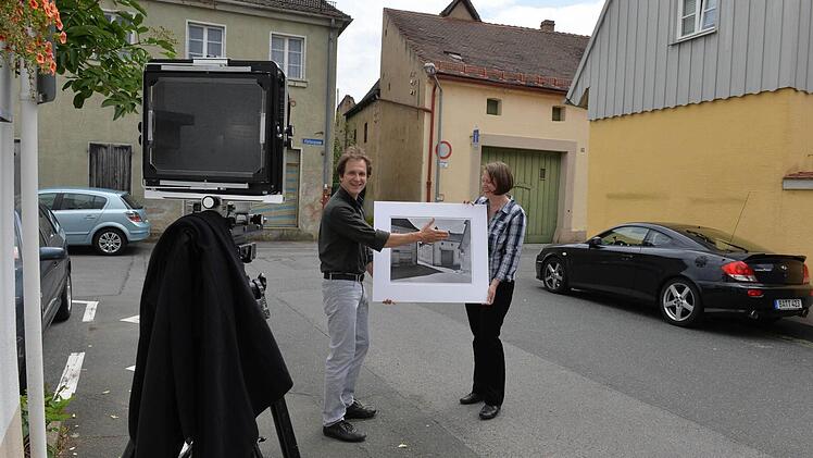 Gerhard Schlötzer und Gabriele Wiesemann mit einer Schwarz-Weiß-Aufnahme des Fotografen: Sie erinnert daran, dass Gärtner in den 60er Jahren auf die Barrikaden gingen, um einen historischen Teil der Domstadt zu bewahren.  Foto: Ronald Rinklef
