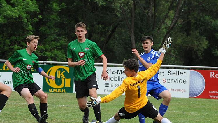 Szene aus dem Spiel des FC 05 Schweinfurt (grüne Trikots) gegen die Bayernauswahl (0:1).