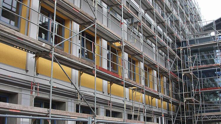 Der Hauptbau des Kaspar-Zeuß-Gymnasiums ist eingerüstet.