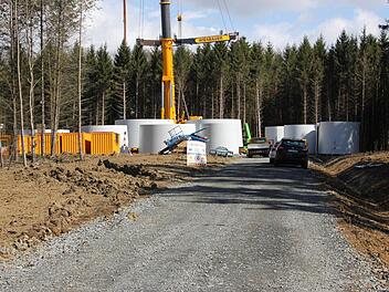 Hier entsteht das Windrad zwei; es darf weitergebaut werden. Die Baustelle fällt nicht unter den Beschluss des Verwaltungsgerichts. Der Baustopp gilt nur für die Windräder fünf bis zehn.
