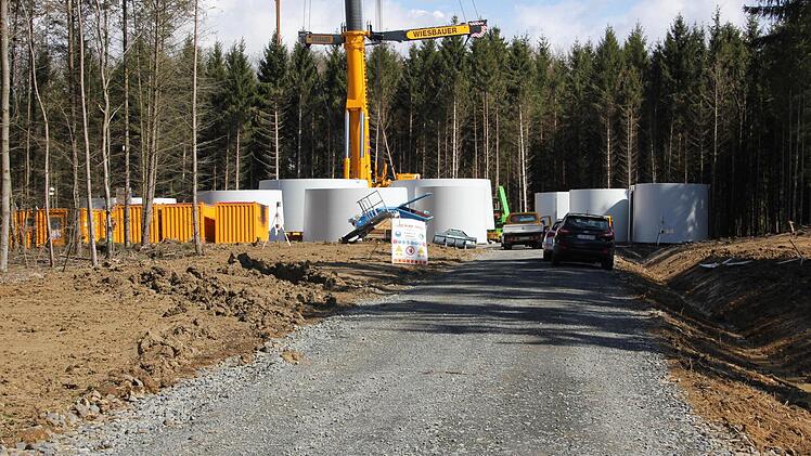 Hier entsteht das Windrad zwei; es darf weitergebaut werden. Die Baustelle fällt nicht unter den Beschluss des Verwaltungsgerichts. Der Baustopp gilt nur für die Windräder fünf bis zehn.