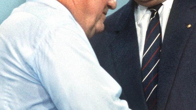 Ein hemdsärmliger Franz Josef Strauß mit seinem "besten Feind" Helmut Kohl. Foto: Archiv/ dpa