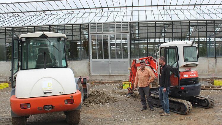 Der Leiter er Kurgärtnerei, Martin Christ, und der Polier des Bauunternehmens Ditzel, Michael Krauß, begutachten den Bau der Fundamente für das neue Palmenhaus. Foto: Thomas Mäuser