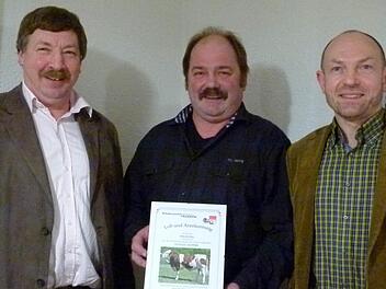 Rainer Estenfelder (Mitte) ist der beste Rinderzüchter im Kreis Haßberge. Lothar Ehehalt (links), Vorsitzender des Rinderzuchtverbandes Franken und Landwirtschaftsoberrat Wolfgang Holzinger (rechts) vom Amt für Ernährung, Landwirtschaft und Forsten Würzburg übergaben die Urkunde. Fotos: privat