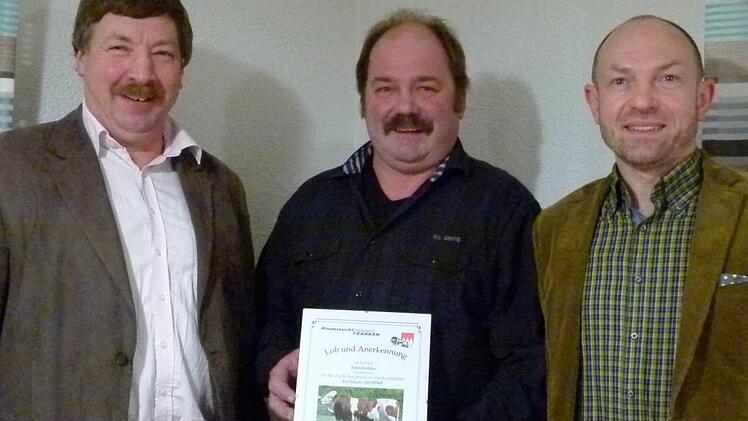 Rainer Estenfelder (Mitte) ist der beste Rinderzüchter im Kreis Haßberge. Lothar Ehehalt (links), Vorsitzender des Rinderzuchtverbandes Franken und Landwirtschaftsoberrat Wolfgang Holzinger (rechts) vom Amt für Ernährung, Landwirtschaft und Forsten Würzburg übergaben die Urkunde. Fotos: privat