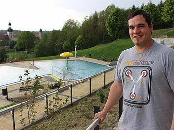 Bademeister Martin Bund wird über das neue Aschbacher Freibad wachen. Foto: Evi Seeger