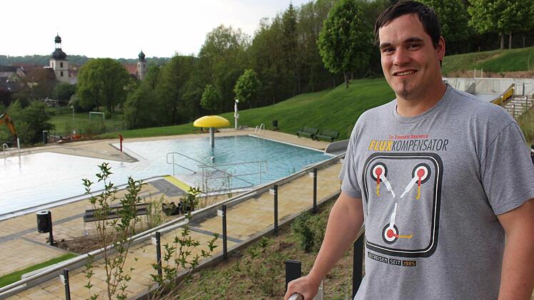 Bademeister Martin Bund wird über das neue Aschbacher Freibad wachen. Foto: Evi Seeger