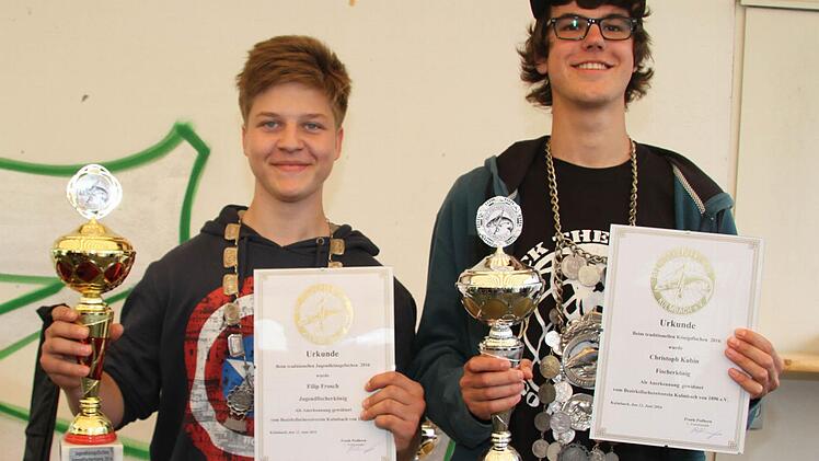 Die Fischerkönige 2016: Filip Frosch (15, links) ist Jugendkönig. Ein dicker Karpfen brachte ihm den Sieg. Bei den Erwachsenen machte Christoph Kubin das Rennen - mit einer 2280 Gramm schweren Brachse.