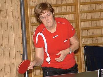 Garant für den Heimsieg der Damen des TSV Teuschnitz in der Oberfrankenliga gegen den TTC Tiefenlauter III war Anita Beetz. Die aus Nordhalben stammende Spielerin gewann beim 8:5-Erfolg ihre drei Einzel und das Doppel mit Gisela Hable. Foto: Hans Franz