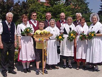 Ein Teile der Ebermannstädter Landsmannschaft in ihren Trachten Foto: privat