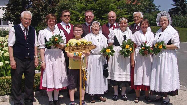 Ein Teile der Ebermannstädter Landsmannschaft in ihren Trachten Foto: privat