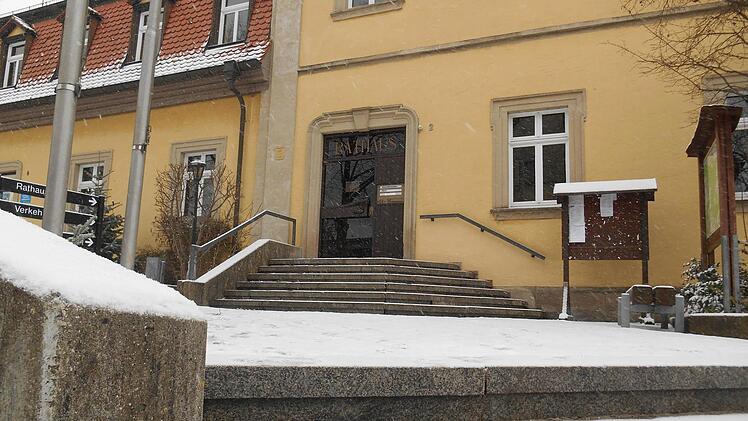 Der Schnee macht auch vor Ebrachs Verwaltungssitz nicht Halt.Foto: Walter Hanslok