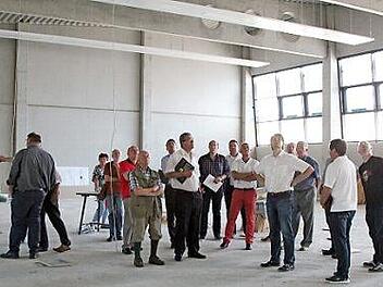 Der Stadtrat besichtigte am Montag den Neubau der Schulturnhalle. Sie soll zum Beginn des neues Schuljahres in Betrieb gehen. Foto: Klaschka