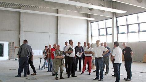 Der Stadtrat besichtigte am Montag den Neubau der Schulturnhalle. Sie soll zum Beginn des neues Schuljahres in Betrieb gehen. Foto: Klaschka