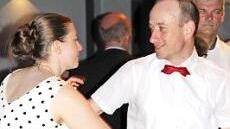 Lehrer Bertram Unger ist ein passionierter Tänzer - vor allem gemeinsam mit Partnerin Claudia Littkemann.  Foto: Katharina Müller-Sanke