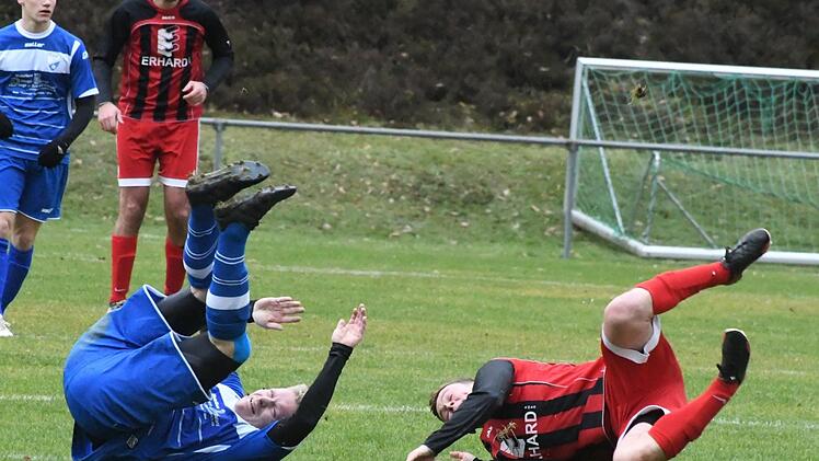 Beide Kontrahenten am Boden - trotzdem gewinnt Reichenbach (rechts) gegen Trappstadt mit 2:0. Hopf
