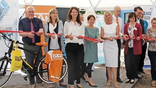 Das rote Band wird zerschnitten und setzt den Startschuss f&uuml;r die zweite Runde "Bike to Work".