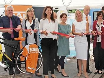 Das rote Band wird zerschnitten und setzt den Startschuss für die zweite Runde "Bike to Work".