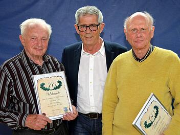 Vorstandsvorsitzender Egon Göbel (Bildmitte) mit Adalbert Ort (links), der für 70-jährige Vereinsmitgliedschaft geehrt wurde. Rechts: Gebhard Kiesel, der seit 60 Jahren Mitglied ist. Nachgereicht wird die Ehrung an Ewald und Helmut Grubel, die ebenfalls vor 70 Jahren dem Verein beitraten, sich aber entschuldigen ließen.Peter Rauch