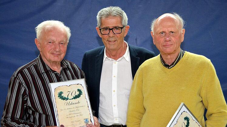 Vorstandsvorsitzender Egon Göbel (Bildmitte) mit Adalbert Ort (links), der für 70-jährige Vereinsmitgliedschaft geehrt wurde. Rechts: Gebhard Kiesel, der seit 60 Jahren Mitglied ist. Nachgereicht wird die Ehrung an Ewald und Helmut Grubel, die ebenfalls vor 70 Jahren dem Verein beitraten, sich aber entschuldigen ließen.Peter Rauch