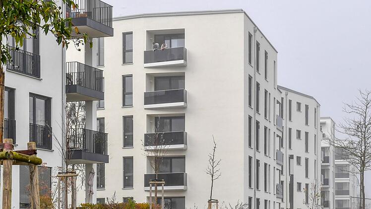 Das lange Warten auf die eigenen vier Wände ist für die Käufer in der Krackhardtstraße eine nervliche Zerreißprobe.  Foto: Ronald Rinklef