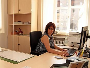 Neu ausgestattet sind die Räume der Verwaltungsgemeinschaft, hier das Büro des Einwohnermeldeamtes. Wegen der Hygienevorschriften sind auch Trennscheiben angebracht worden.  Foto: Günther Geiling