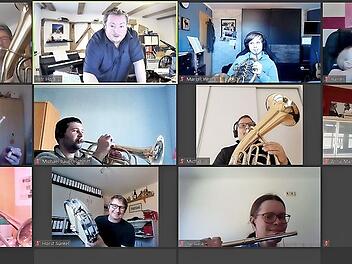 Bei den virtuellen Proben spielen die Musiker nur scheinbar alle zusammen.