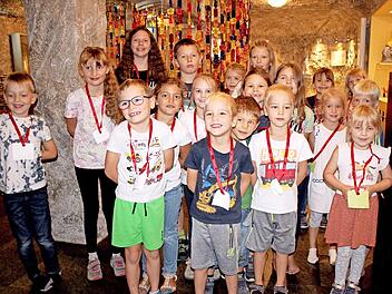 Viel Spa&szlig; hatten die Buben und M&auml;dchen an zwei Aktionstagen in der Kleintettauer Glash&ouml;hle unter der Leitung von Museumsp&auml;dagogin Ursula Schirmer.
