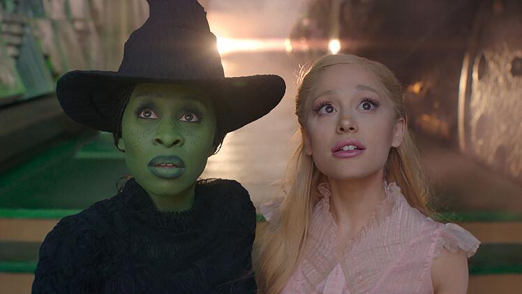 Elphaba (Cynthia Erivo, links) und Glinda (Ariana Grande) tauchen auch im zweiten Teil mit dem "Wicked"-Publikum in die fantasievolle Zauberwelt von Oz ein. Der zweite Teil kann jetzt bei Sky & WOW gestreamt werden.