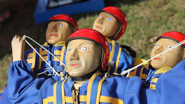 Die Puppen sind etwa 40 Zentimeter groß.