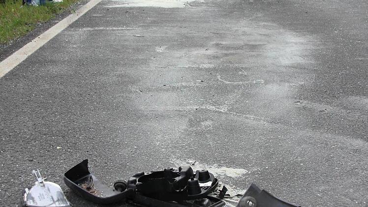 Die Bundesstraße war von Trümmern übersät.