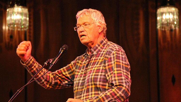Gerhard Polt beim Auftritt mit den Well-Brüdern im Bad Kissinger Regentenbau.  Foto: Ralf Ruppert