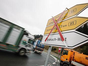 Seit einigen Wochen ist die B 85 über den neu gebauten Kreisel nicht zu erreichen. Ein Anlieger ärgert sich massiv darüber. Foto: Hendrik Steffens