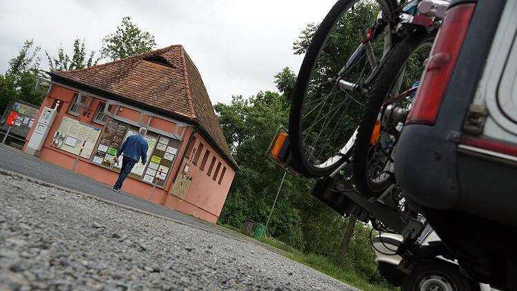 Nach dem Abriss der Saalebrücke kann der Bleichrasen neu gestaltet werden. Foto: Archiv/Arkadius Guzy