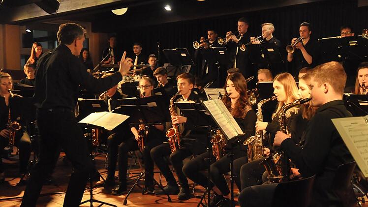 Die Musiker der Bigband des Frobenius Gymnasiums Hammelburg unter der musikalischen Leitung von Andreas Strehler können mit ihrer Musik mitreißen. Foto: Peter Klopf